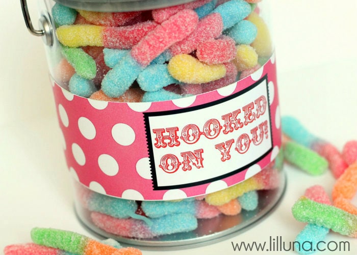 Hooked on You Pail. LOVE this Valentines gift idea on { lilluna.com }