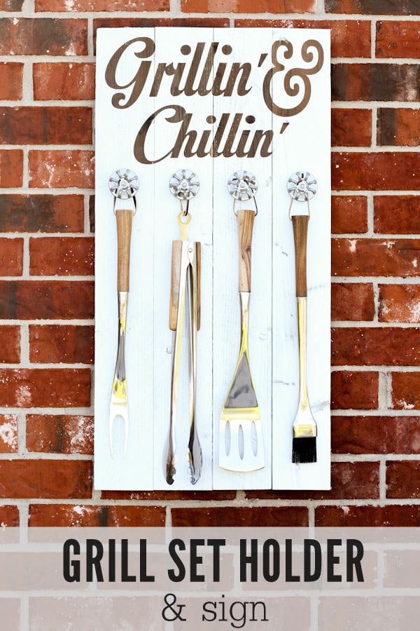 Grill Set Holder - Grillin' and Chillin' Sign tutorial on { lilluna.com } Great gift idea for Father's Day!
