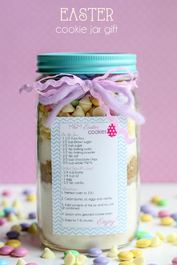 CUTE Easter Cookie Jar Gift - tutorial and free tags on { lilluna.com } Just add your fav Easter cookie ingredients!