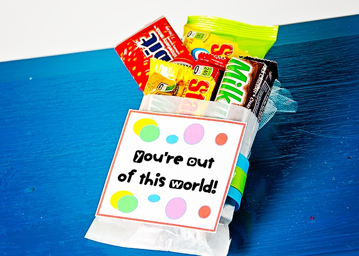 Easy Gift Idea - You're out of this world { lilluna.com }Fill with candy and you're set!