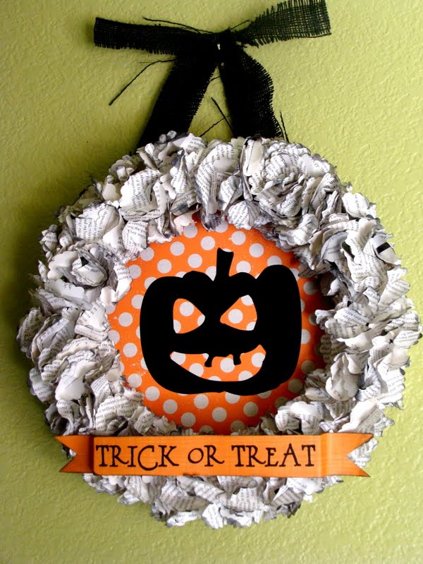 Trick or Treat Wreath Tutorial on { lilluna.com } Easy and super adorable!!