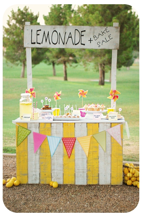 A tutorial on how to make a fun, bright and Vintage Lemonade Stand. { lilluna.com }