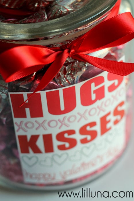 Valentine's HUGS and KISSES Jar Gift - Free printable label on { lilluna.com }