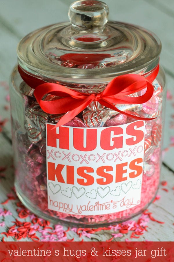 Valentine's HUGS and KISSES Jar Gift - Free printable label on { lilluna.com }