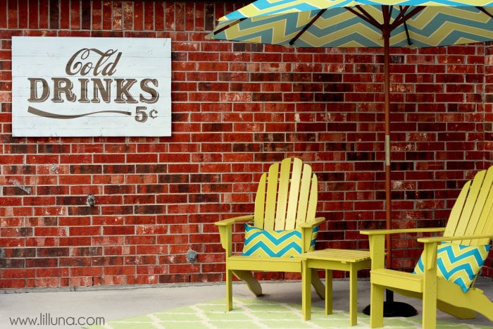 VINTAGE Cold Drinks Sign Tutorial { lilluna.com } The perfect outdoor sign!!