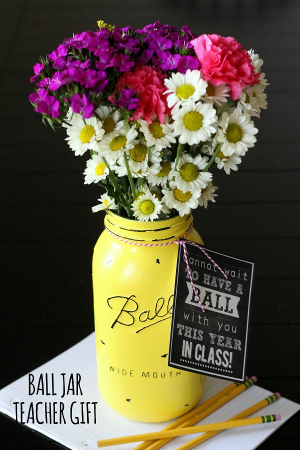 Vintage Ball Jar Teacher Gift with free print on { lilluna.com } Fill with pencils or flowers!!