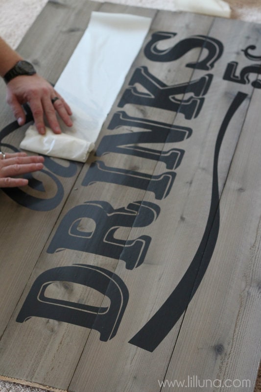 VINTAGE Cold Drinks Sign Tutorial { lilluna.com } The perfect outdoor sign!!