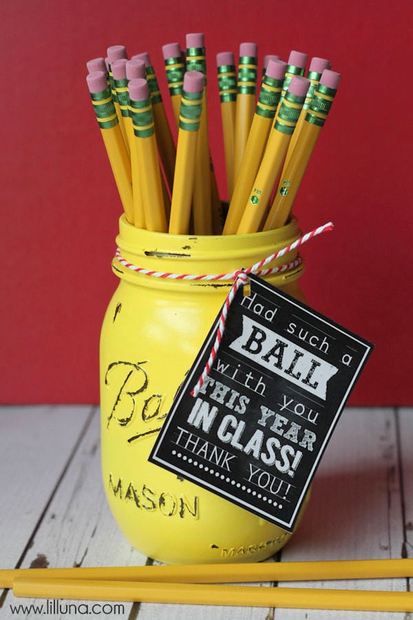 Vintage Ball Jar Teacher Gift with free print on { lilluna.com } Fill with pencils or flowers!!