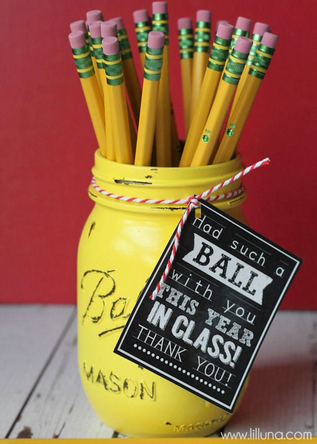 Vintage Ball Jar Teacher Gift with free print on { lilluna.com } Fill with pencils or flowers!!