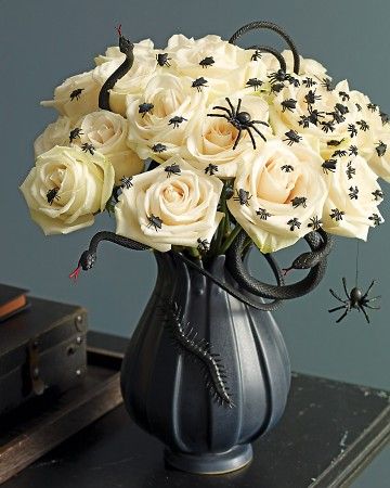 45 Halloween Decor Ideas - TONS of spooky and fun Halloween decorations to inspire you!! { lilluna.com }