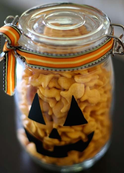 Cute Pumpkin Jars Tutorial on { lilluna.com } Few supplies needed, including a jar, ribbon, vinyl, & treats!