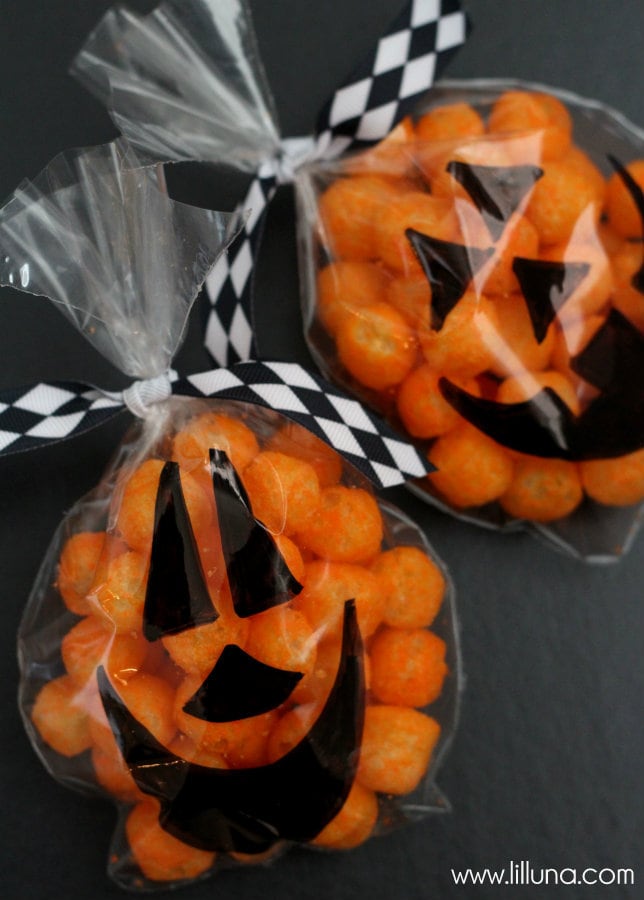 Adorable Halloween Movie Night Gift - A cute basket filled with yummy treats & a movie - perfect for date night { lilluna.com }