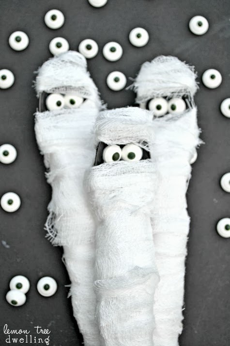 20 Quick and Easy Halloween Crafts - A Collection of simple and SUPER CUTE Halloween Crafts!! { lilluna.com }