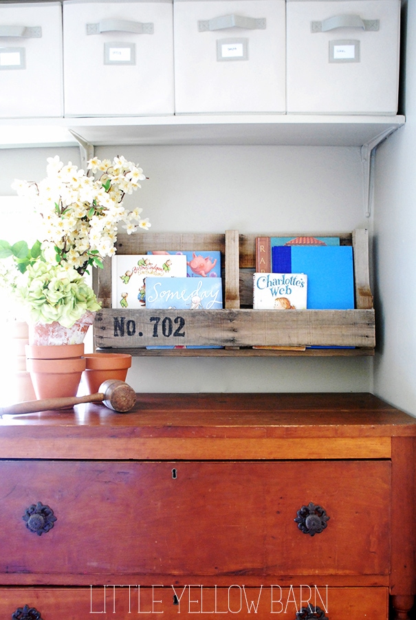 Super easy Pallet Shelves Tutorial on { lilluna.com } Such a great idea and way to hold books or knick knacks!!