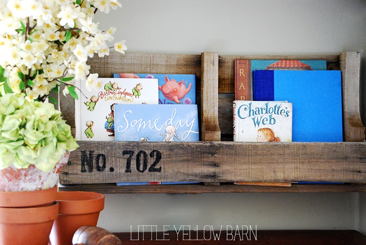Super easy Pallet Shelves Tutorial on { lilluna.com } Such a great idea and way to hold books or knick knacks!!