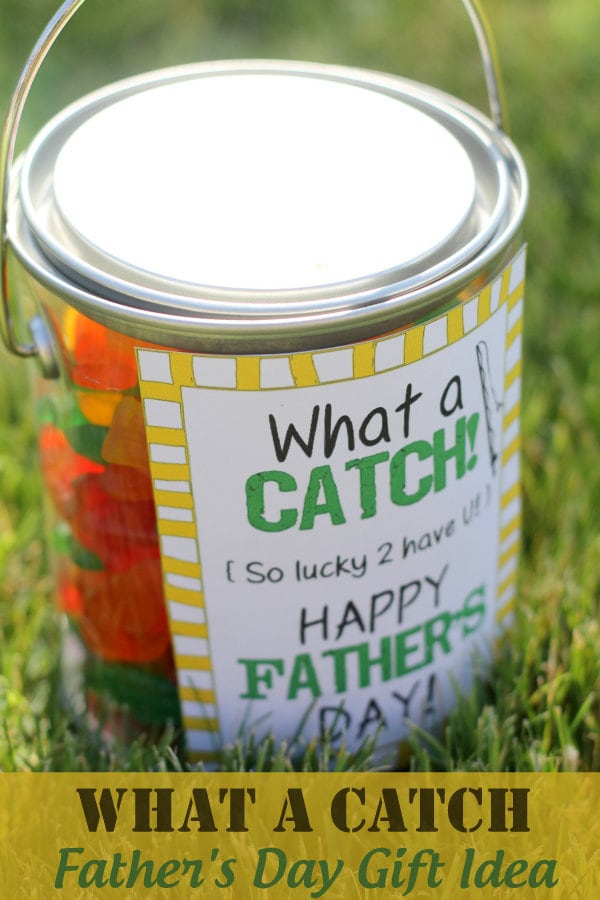 What A Catch Father's Day Gift Idea with free print on { lilluna.com } Inexpensive and filled with Swedish fish or gummy worms!