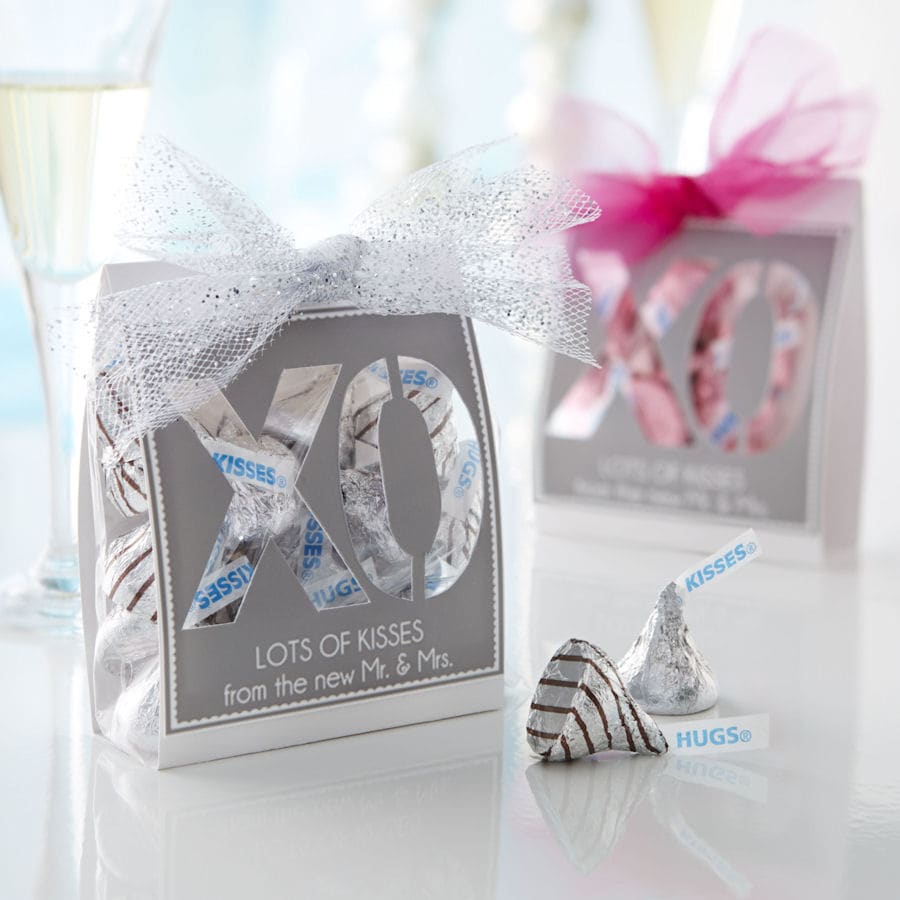 Kisses XO Wedding Favors Tutorial on { lilluna.com }