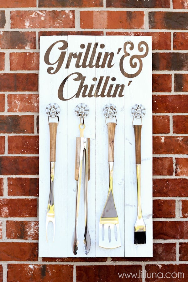 Grill Set Holder - Grillin' and Chillin' Sign tutorial on { lilluna.com } The perfect gift for dad or grandpa for Father's Day!