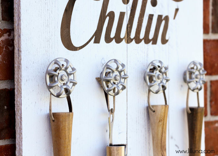 Grill Set Holder - Grillin' and Chillin' Sign tutorial on { lilluna.com } The perfect gift for dad or grandpa for Father's Day!