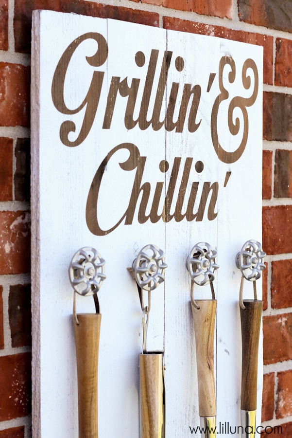 Grill Set Holder - Grillin' and Chillin' Sign tutorial on { lilluna.com } The perfect gift for dad or grandpa for Father's Day!