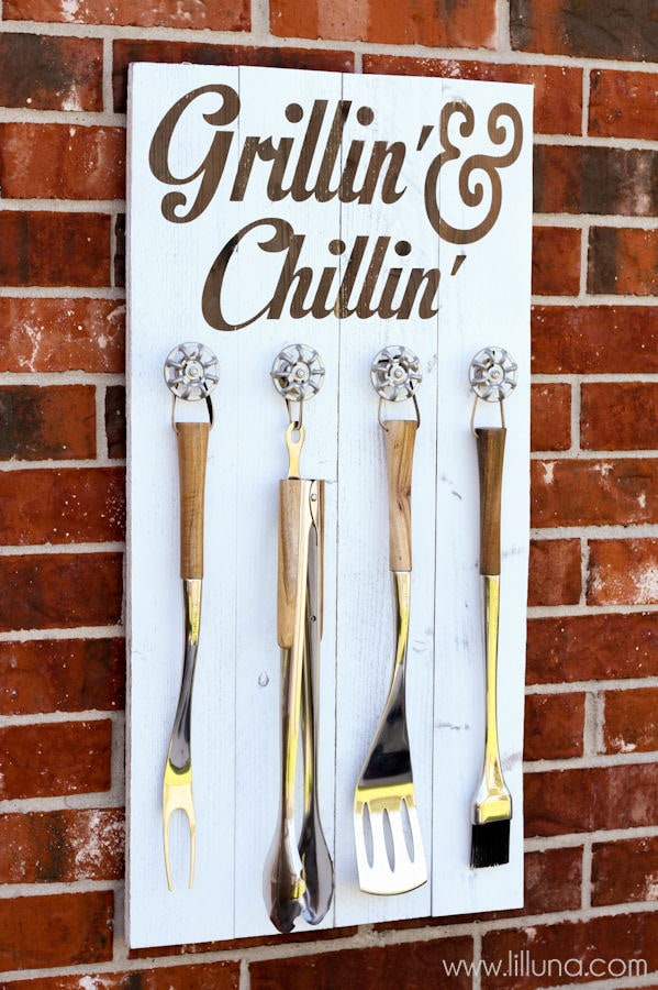Grill Set Holder - Grillin' and Chillin' Sign tutorial on { lilluna.com } The perfect gift for dad or grandpa for Father's Day!