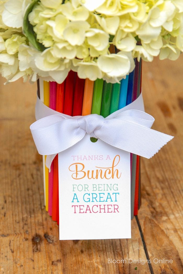 Super fun and cute Thanks a "BUNCH" Teacher Appreciation Gift with free printable tags on { lilluna.com } All you need is a vase, colored pencils, ribbon, and flowers.