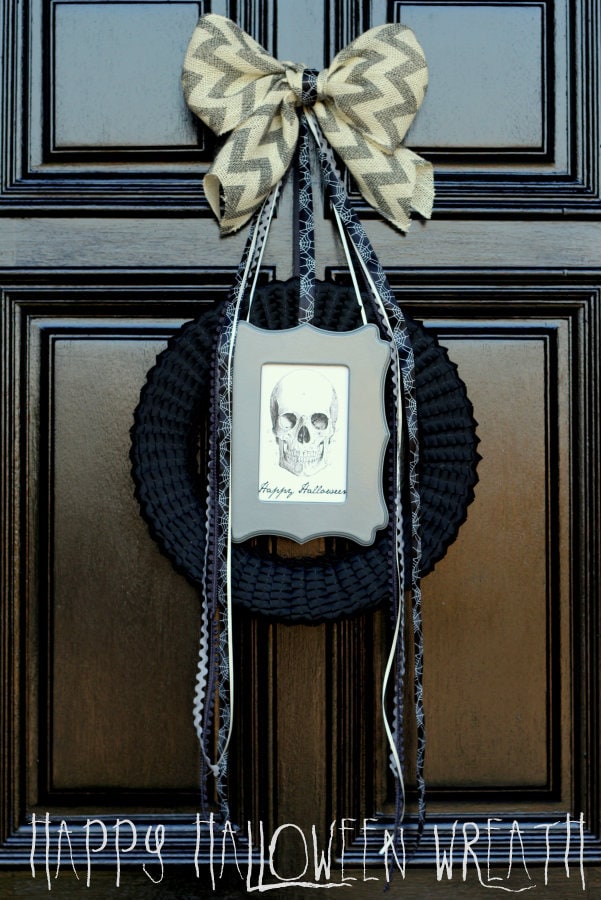 Spooky and pretty Happy Halloween Wreath on { lilluna.com } Different ways to get the look that fits you! 