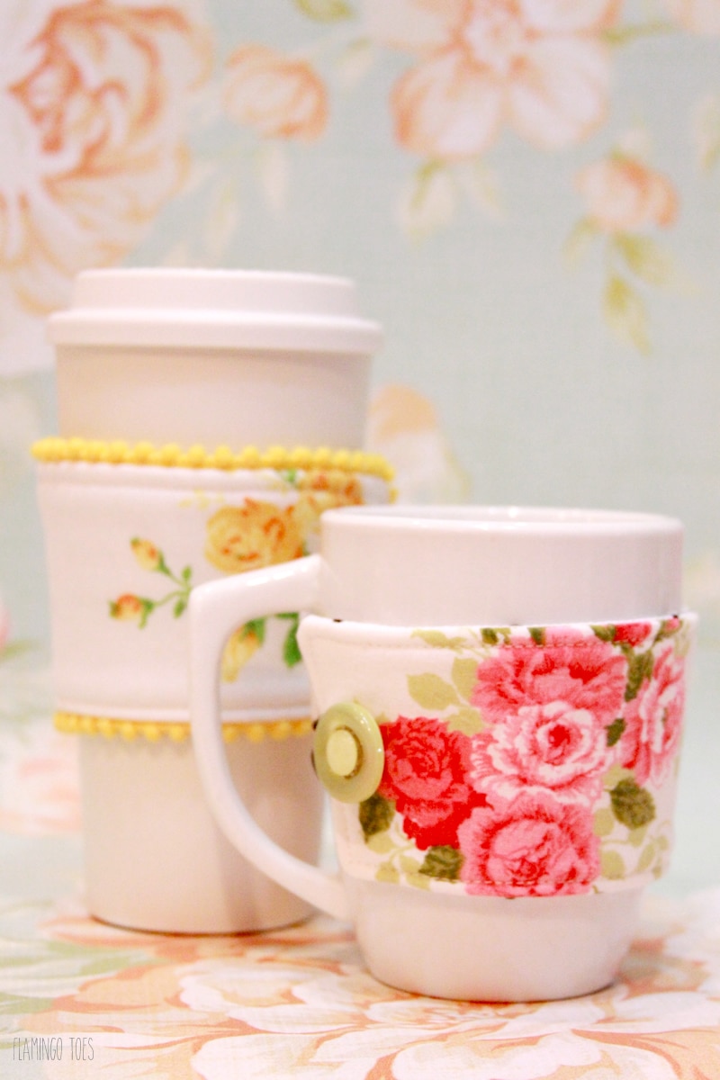Easy and Cute Fabric Mug Cozy tutorial. This would make the perfect little gift and you can even put it with some hot chocolate!