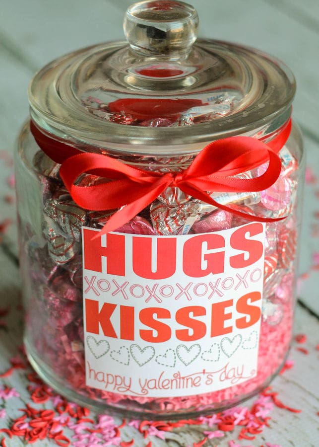 30+ Valentine's Gift Ideas for Him - a roundup of valentines gifts and treats for the hubby! { lilluna.com }