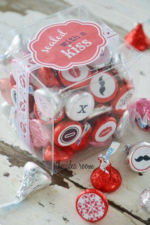 30+ Valentine's Gift Ideas for Him - a roundup of valentines gifts and treats for the hubby! { lilluna.com }