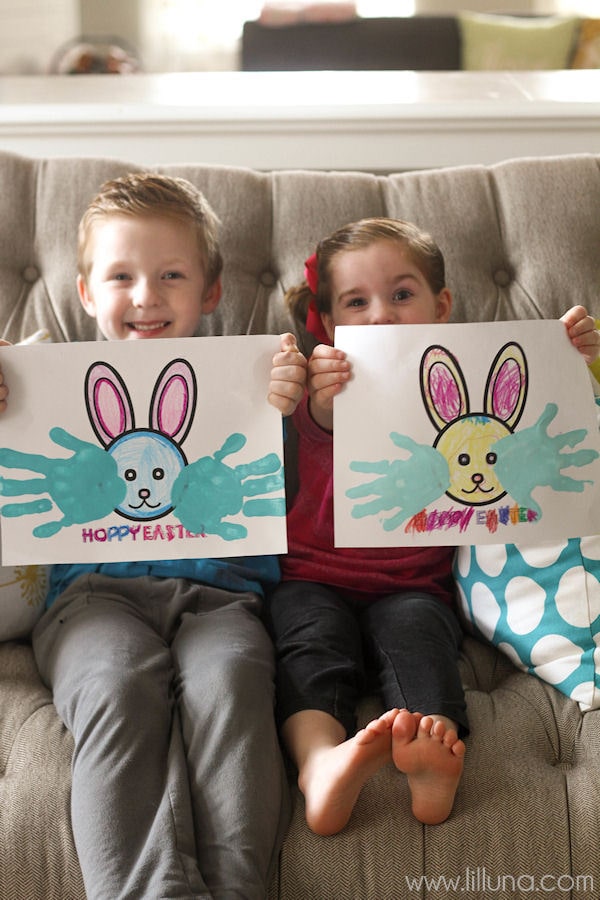 Hoppy Easter Bunny Hand print - CUTE! Free printables on { lilluna.com } Kids will have a blast coloring and painting their hands!