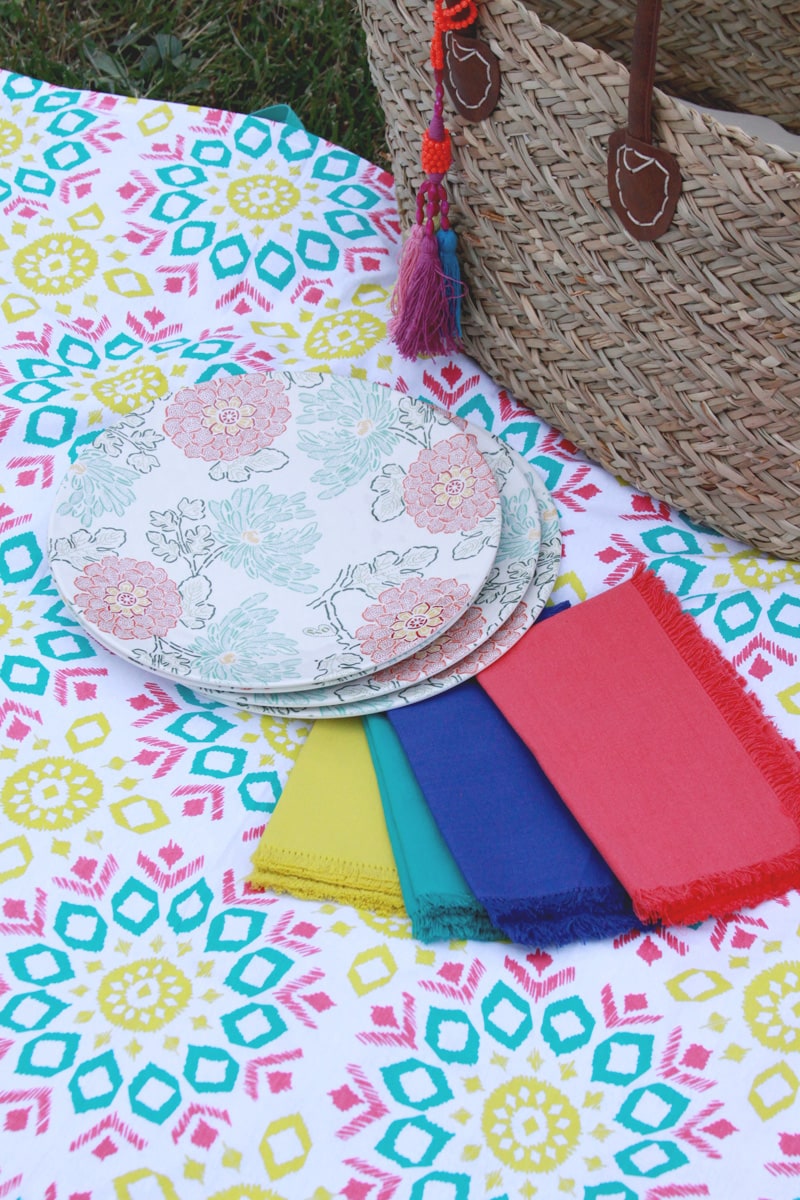 15 Minute Picnic Blanket tutorial made from 2 tablecloths, one that is cotton and soft and the other that is waterproof!! Get the tutorial on { lilluna.com }