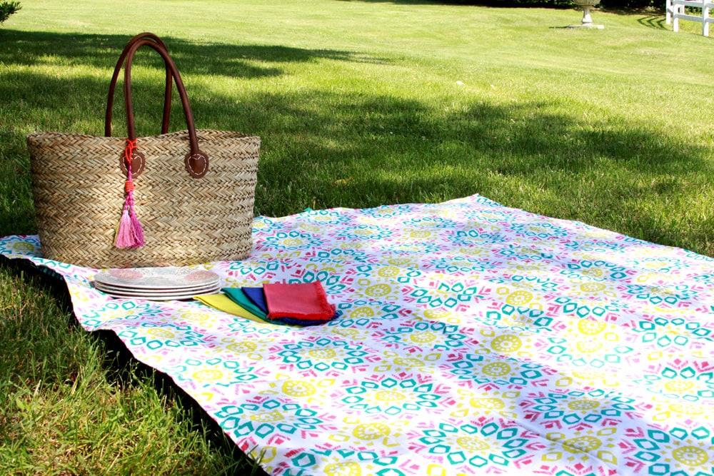 15 Minute Picnic Blanket tutorial made from 2 tablecloths, one that is cotton and soft and the other that is waterproof!! Get the tutorial on { lilluna.com }