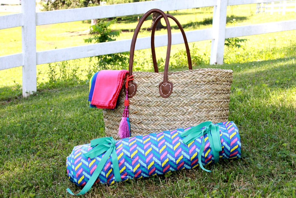 15 Minute Picnic Blanket tutorial made from 2 tablecloths, one that is cotton and soft and the other that is waterproof!! Get the tutorial on { lilluna.com }