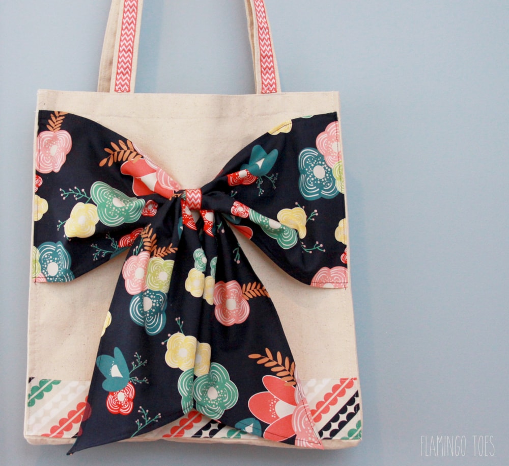 Easy DIY Bow Tote Tutorial - SO cute and simple. And such a great gift idea!! { lilluna.com }