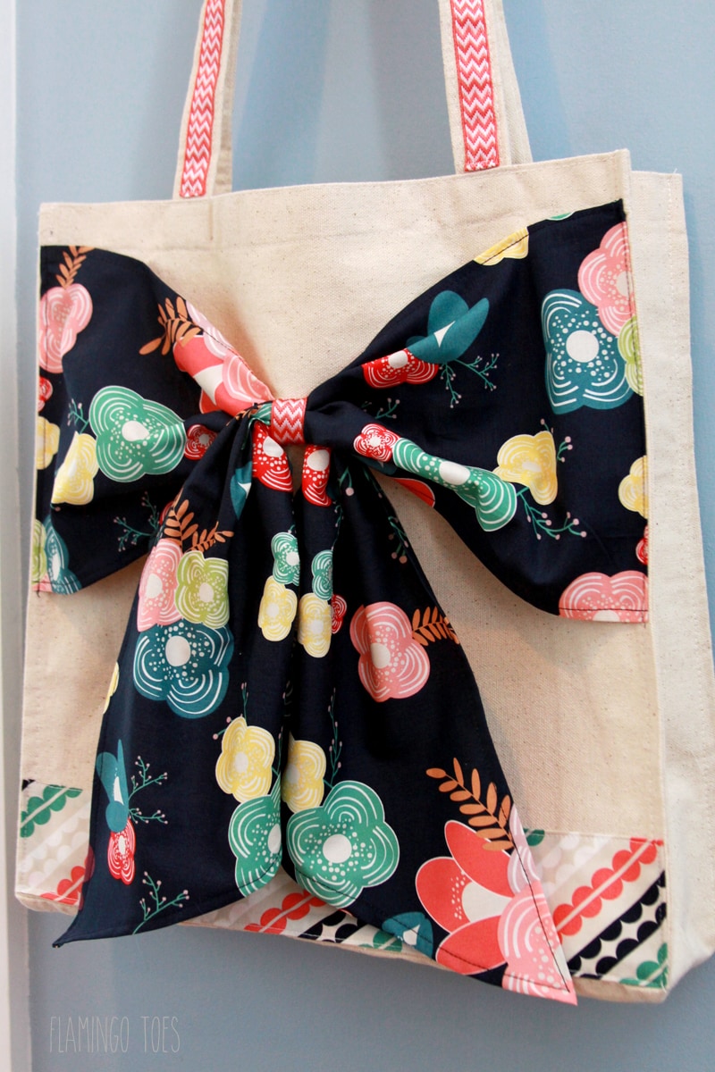 Easy DIY Bow Tote Tutorial - SO cute and simple. And such a great gift idea!! { lilluna.com }