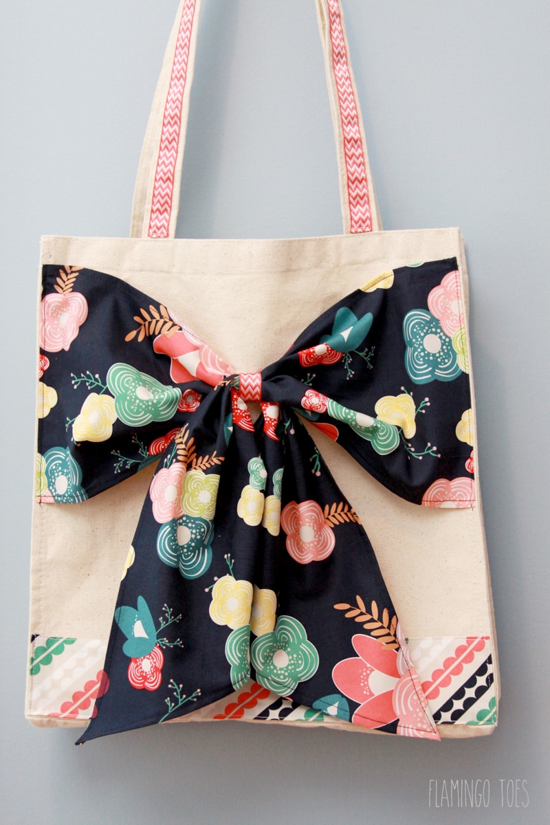 Easy DIY Bow Tote Tutorial - SO cute and simple. And such a great gift idea!! { lilluna.com }
