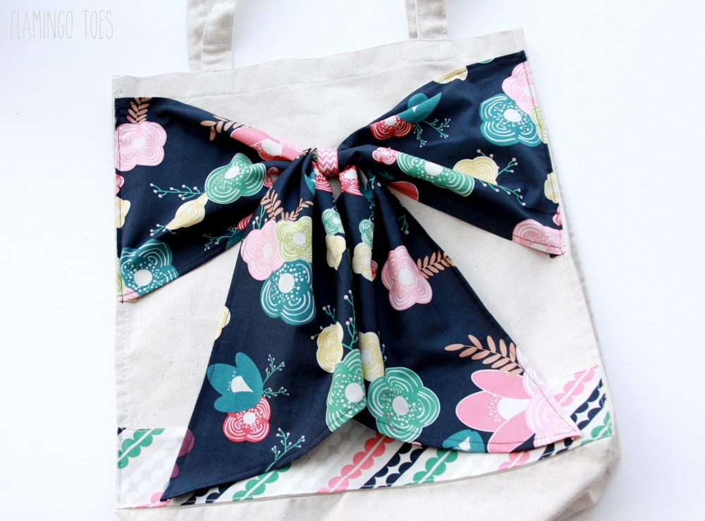 Easy DIY Bow Tote Tutorial - SO cute and simple. And such a great gift idea!! { lilluna.com }