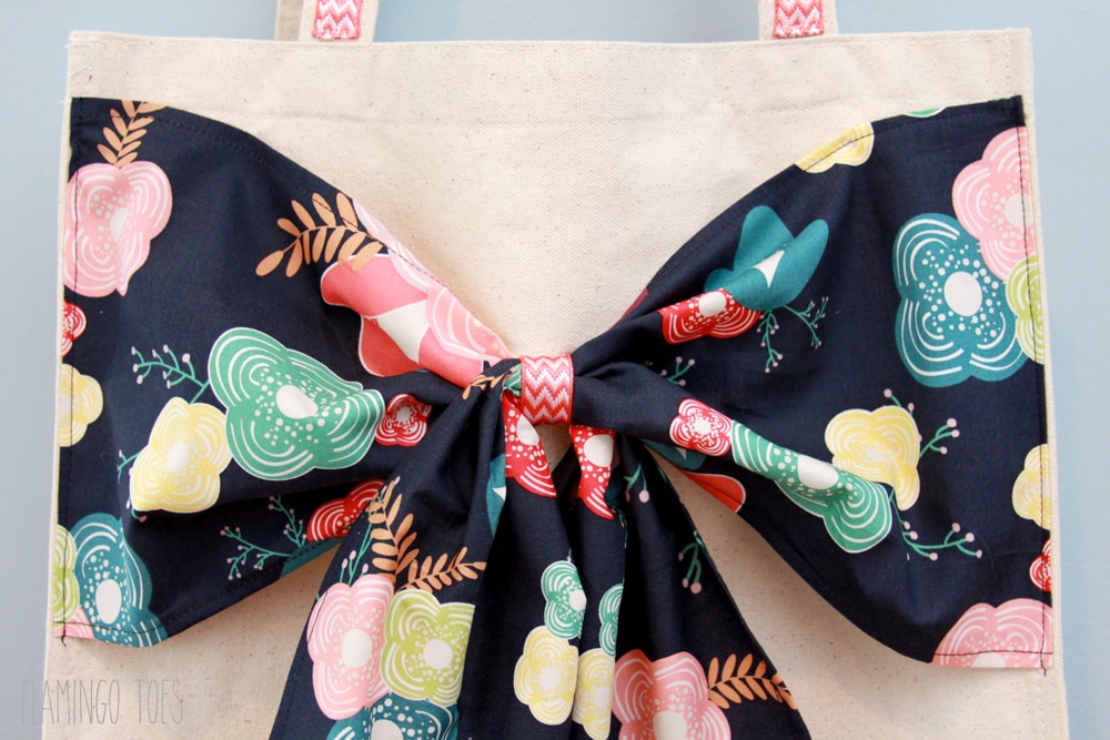 Easy DIY Bow Tote Tutorial - SO cute and simple. And such a great gift idea!! { lilluna.com }