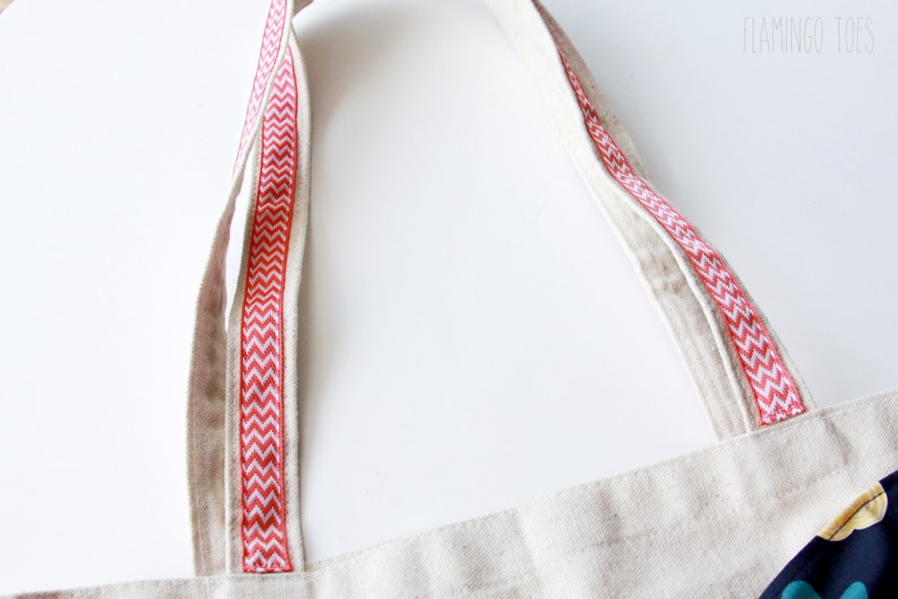 Easy DIY Bow Tote Tutorial - SO cute and simple. And such a great gift idea!! { lilluna.com }