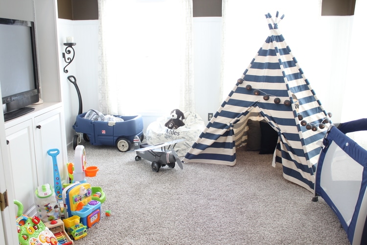 A roundup of amazing playroom ideas! Check it out on { lilluna.com } Lots of great and fun ideas!