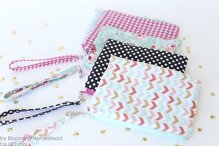 Easy sew zipper pouches- Perfect beginner project! Full tutorial on { lilluna.com }