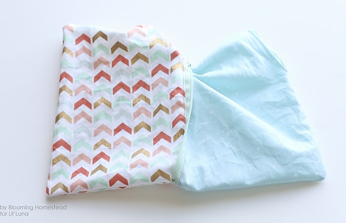 Easy sew zipper pouches - Perfect beginner project! Full tutorial on { lilluna.com }