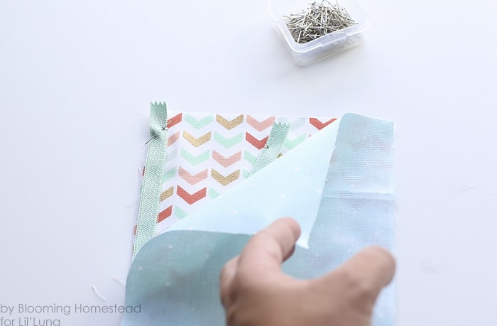 Easy sew zipper pouches - Perfect beginner project! Full tutorial on { lilluna.com }