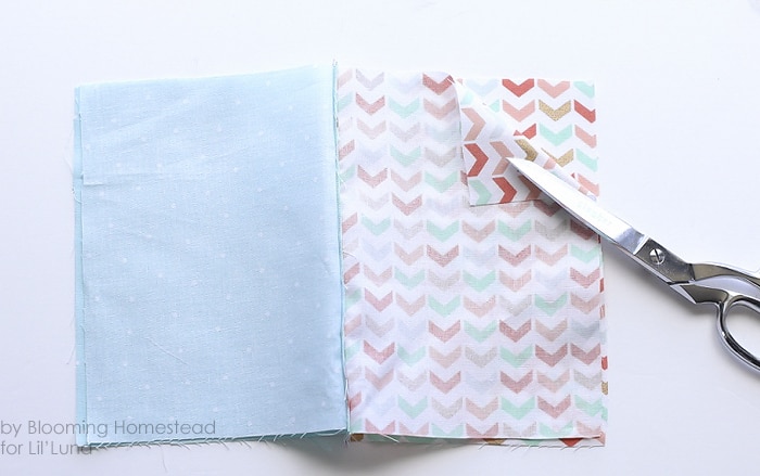 Easy sew zipper pouches- Perfect beginner project! Full tutorial on { lilluna.com }