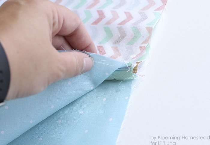 Easy sew zipper pouches- Perfect beginner project! Full tutorial on { lilluna.com }