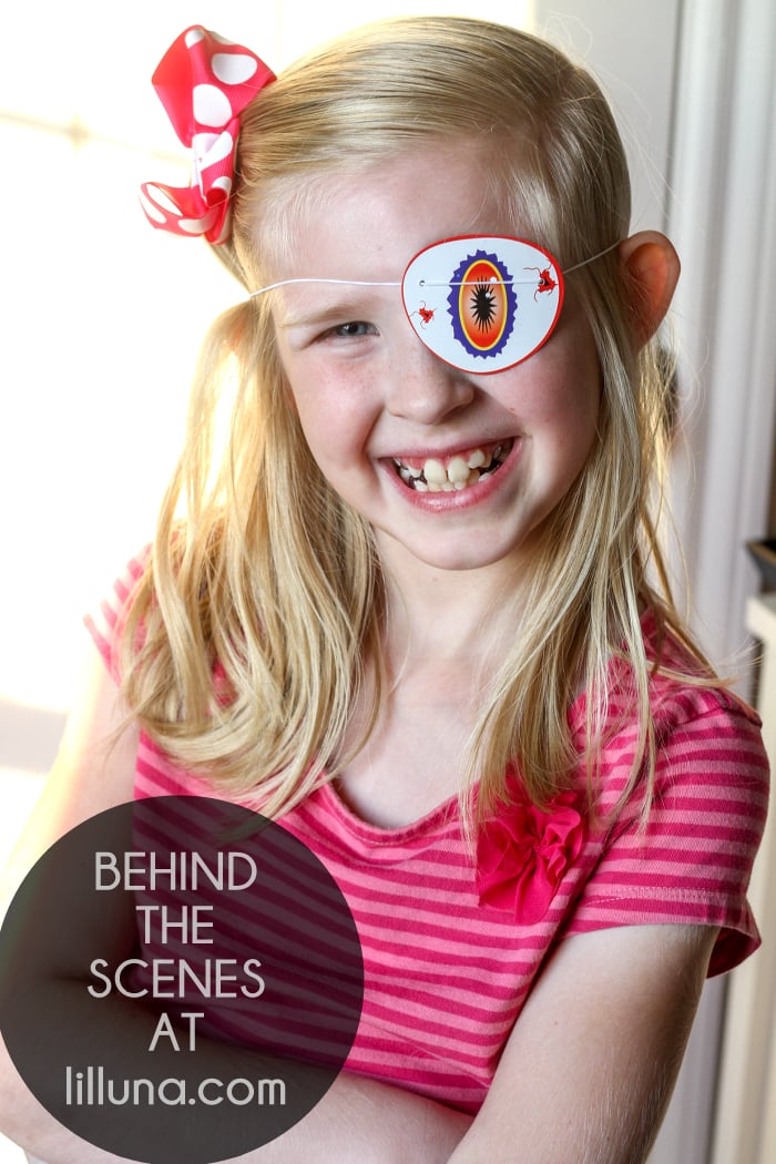 Halloween Penny Gifts - I'll be watching you!!! Perfect for parties or friends. Get the free tags on { lilluna.com }