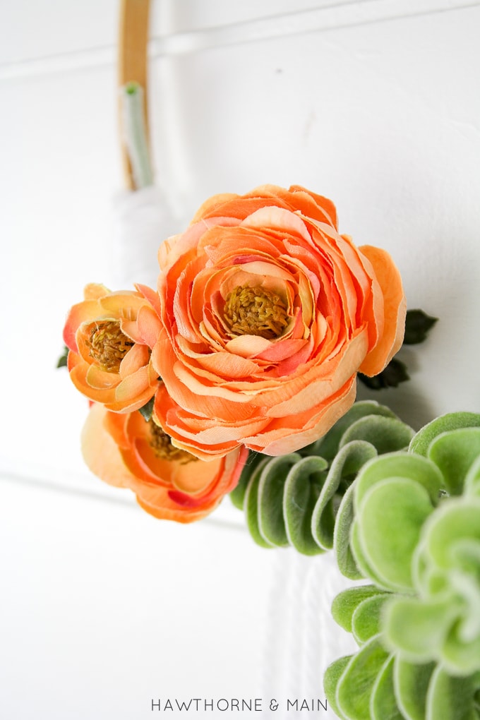 Simple Embroidery Hoop Wreath. Love how easy this wreath looks to make. This will look amazing on my front door. Totally pinning! 