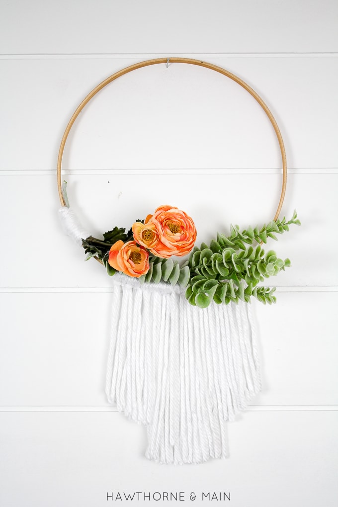 Simple Embroidery Hoop Wreath. Love how easy this wreath looks to make. This will look amazing on my front door. Totally pinning! 