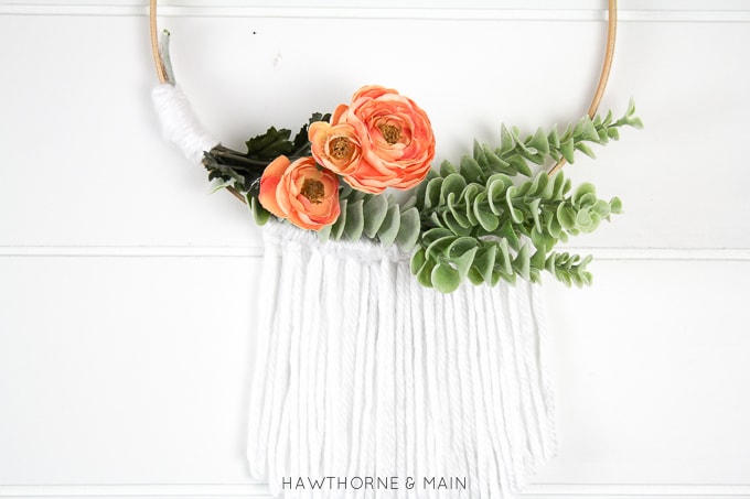 Simple Embroidery Hoop Wreath. Love how easy this wreath looks to make. This will look amazing on my front door. Totally pinning! 